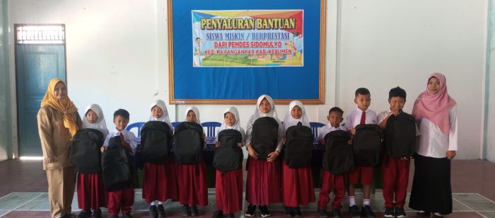 PENYALURAN BANTUAN SISWA MISKIN/BERPRESTASI DARI PEMDES SIDOMULYO 01