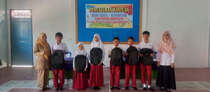 PENYALURAN BANTUAN SISWA MISKIN/BERPRESTASI DARI PEMDES SIDOMULYO 02